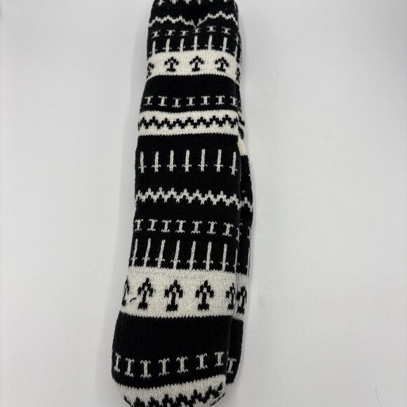 Frye and Co Home Sock Size 5-10 Black White Geometric Cozy Winter Comfort Socks - Picture 4 of 6